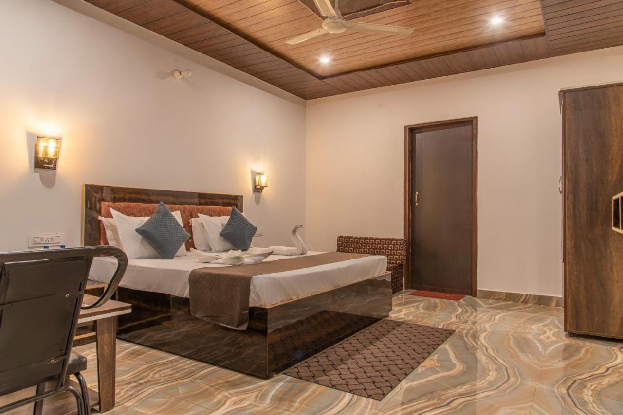 Ferienwohnung Panormic View By The North Edge Kasauli Exterior foto