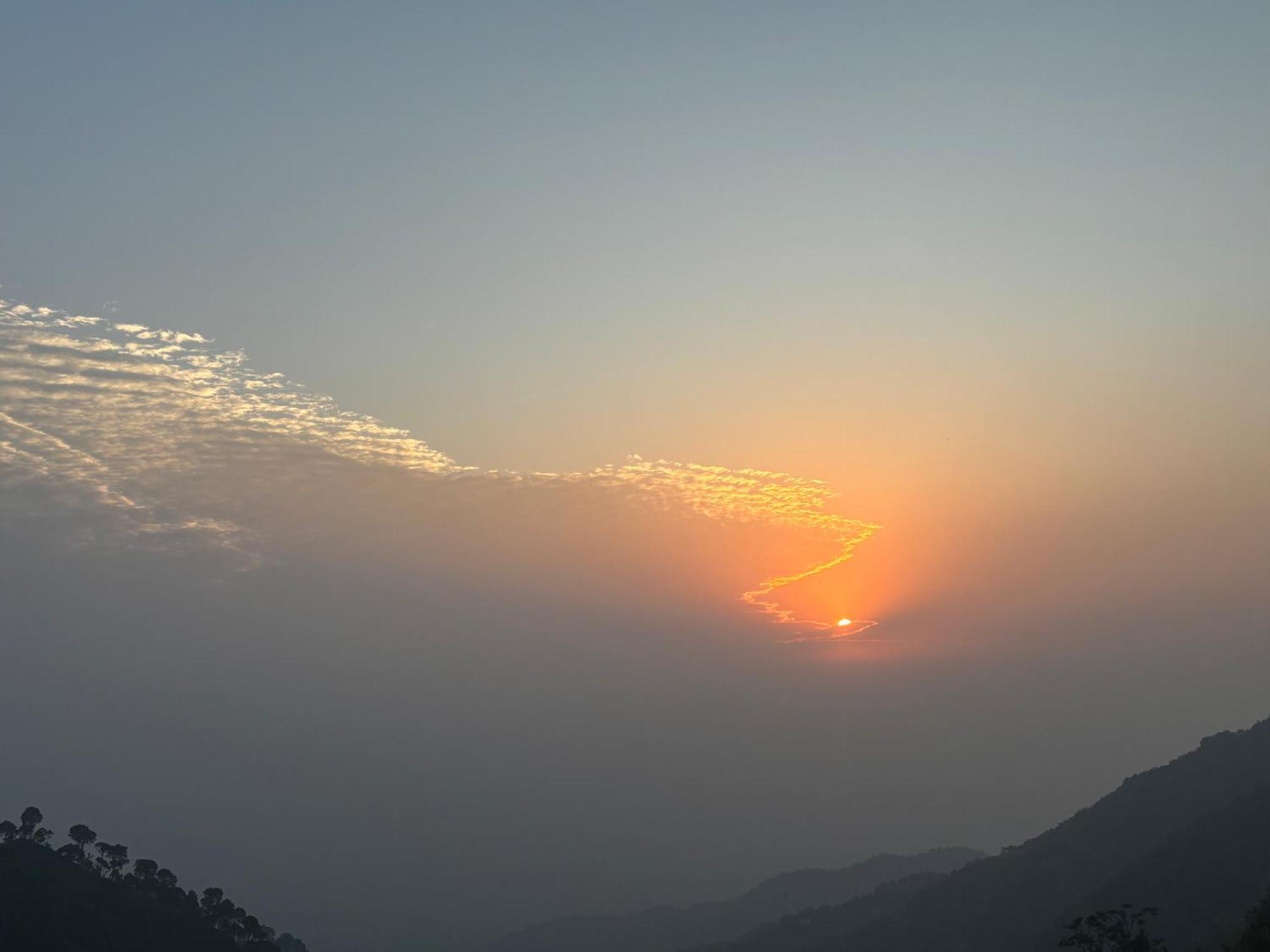 Ferienwohnung Panormic View By The North Edge Kasauli Exterior foto