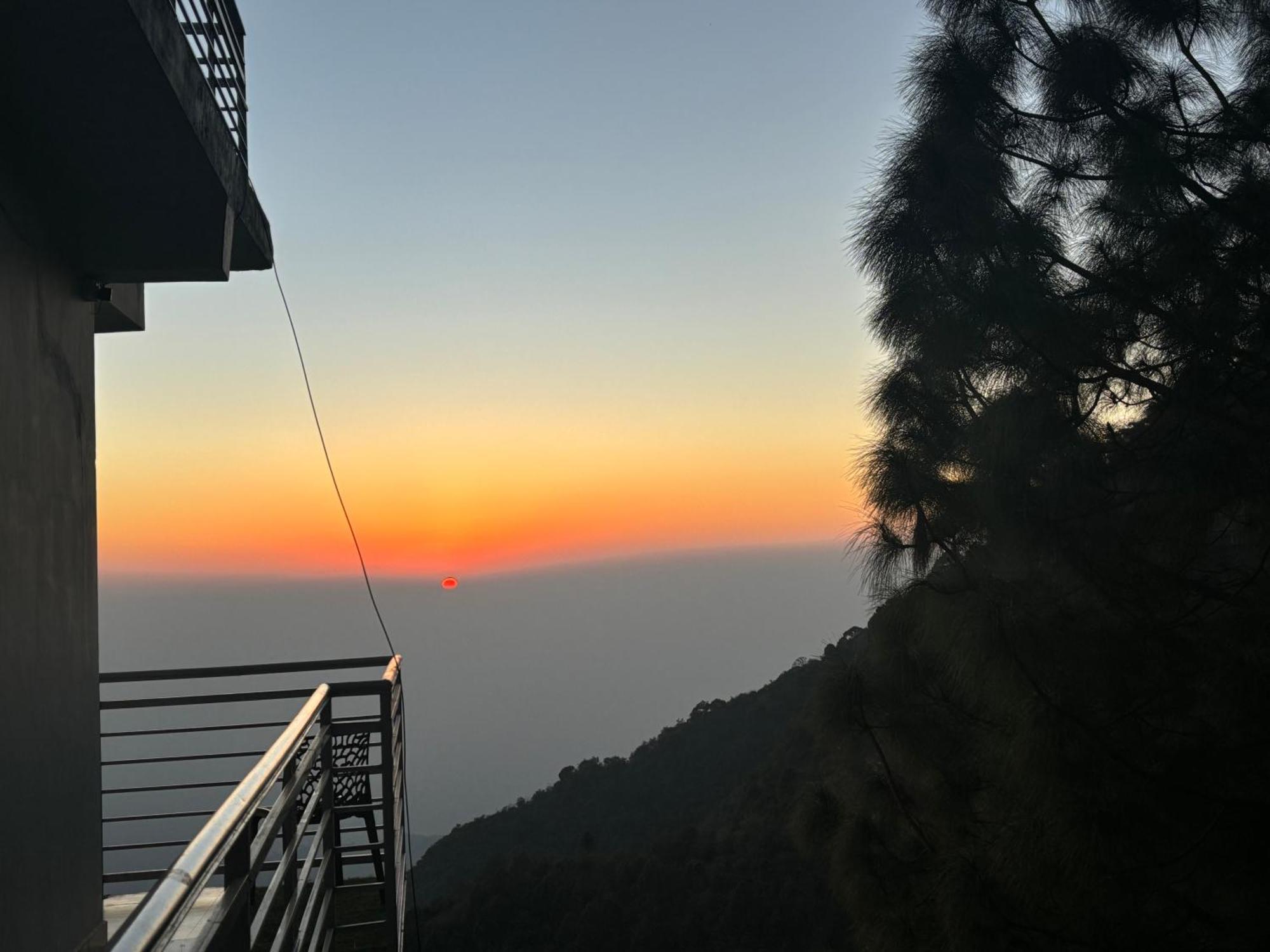 Ferienwohnung Panormic View By The North Edge Kasauli Exterior foto