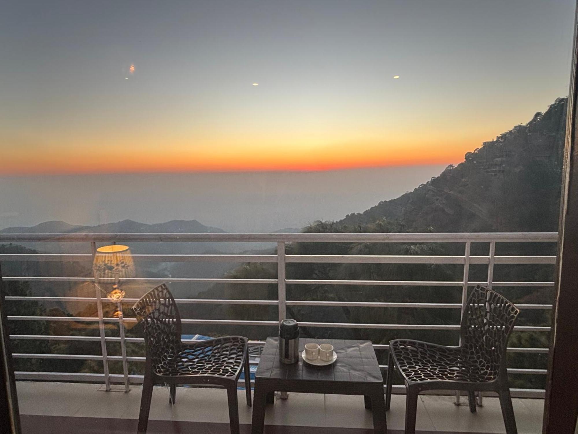 Ferienwohnung Panormic View By The North Edge Kasauli Exterior foto